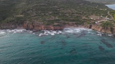 Drone 'dan deniz manzaralı. Su üzerinde kristal berrak su ve kayalar