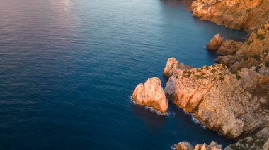 Sardunya 'nın güneybatı kıyılarının panoraması. Denizde mavi deniz ve burunlar.
