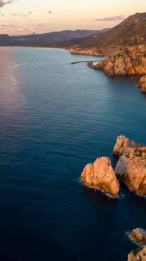 Sardunya 'nın güneybatı kıyılarının panoraması. Denizde mavi deniz ve burunlar.