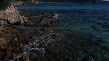 Çarpan dalgalar, berrak su