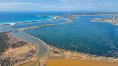 Sardinya 'daki Porto Pino plajı, kristal cennet denizi..