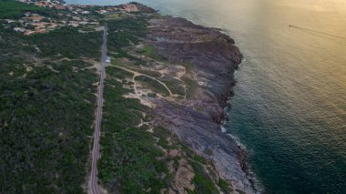 Sardinya 'nın Portoscuso Panoraması. Döngü yolu ve açık deniz.