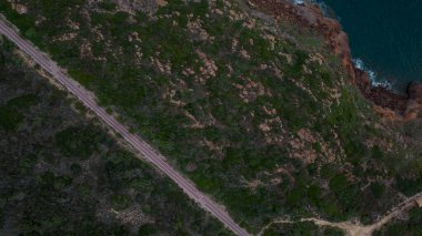 Sardinya 'nın Portoscuso Panoraması. Döngü yolu ve açık deniz.