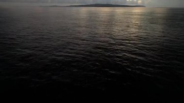 Sardinya 'nın Portoscuso Panoraması. Döngü yolu ve açık deniz.