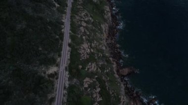 Sardinya 'nın Portoscuso Panoraması. Döngü yolu ve açık deniz.
