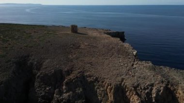 Sardinya 'daki Cala Domestica' da kristal berrak su. İlahi kayaların arasından drone atışı.