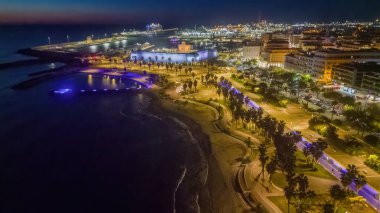 Yukarıdan görülen küçük bir İtalyan kasabası, deniz ve arabalar. Civitavecchia