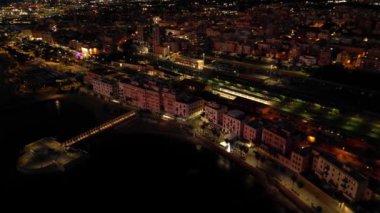 Yukarıdan görülen küçük bir İtalyan kasabası, deniz ve arabalar. Civitavecchia