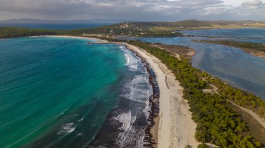 Sardunya 'nın güney kıyıları, rüzgarlı bir gün ve beyaz bir sahil. Porto Pino.