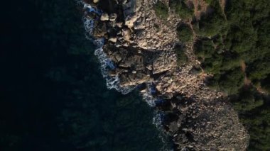 Sardunya 'daki İtalyan plajı, kristal berrak deniz ve yeşil bitki örtüsü