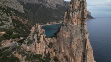 Sardinya 'nın doğu kıyısındaki Panorama, Perda Longa