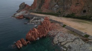 Sardunya 'daki Arbatax' ın kırmızı kayaları ile manzara