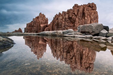 Sardunya 'daki Arbatax' ın kırmızı kayaları ile manzara