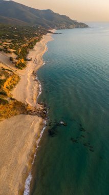 Scivu plajı, Sardunya 'da gün batımı manzaralı güzel bir sahil.