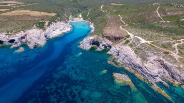 Sardunya sahilinin İtalyan manzarası, doğal merak ve kristal berrak su