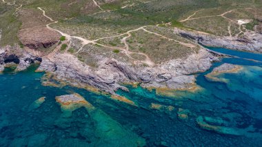 Sardunya sahilinin İtalyan manzarası, doğal merak ve kristal berrak su