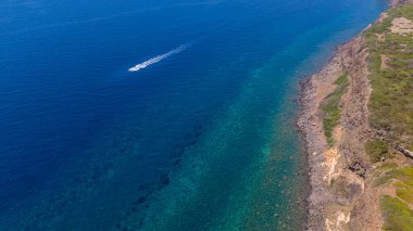 Sardunya kıyılarının İtalyan panoraması, Capo Nieddu yazın en renkli döneminde.