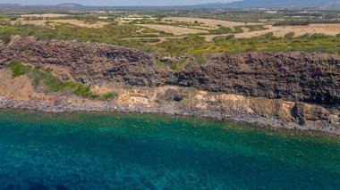 Sardunya kıyılarının İtalyan panoraması, Capo Nieddu yazın en renkli döneminde.