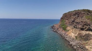 Sardunya kıyılarının İtalyan panoraması, Capo Nieddu yazın en renkli döneminde