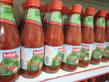 Siliguri, Batı Bengal, Hindistan - 1 Aralık 2023: Bir alışveriş merkezinin rafında Kissan acı biberli domates sosu şişesinin yakın çekimi