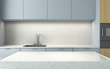 Boş, parlak bir mutfağın arka planında sunum için mermer podyum