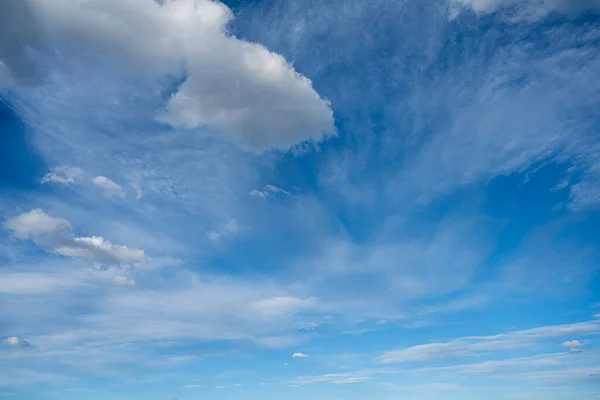 Frisch Aussehende Weiße Sommerwolken Verschiedenen Formen Vor Einem Blassblauen Himmel — Stockfoto