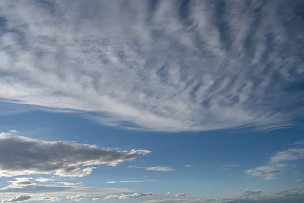 Blassblauer Himmel Mit Weißen Bis Hellgrauen Wolken Blick Auf Den — Stockfoto