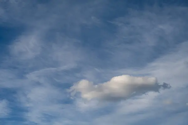 Scharfer Blauer Himmel Mit Wispy Und Aufgedunsenen Weißen Wolken — Stockfoto