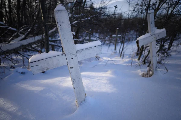 Dvě Bílé Namalované Dřevěné Náhrobní Značky Sedící Hlubokém Sněhu Třetí — Stock fotografie