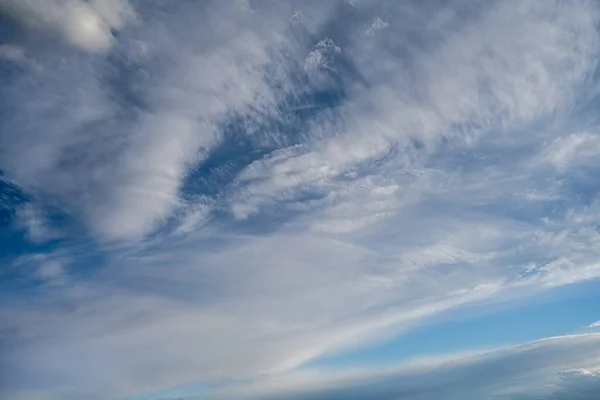 Interessante Geschichtete Wolken Nur Mit Wolken Weißen Bis Blaugrauen Schattierungen — Stockfoto