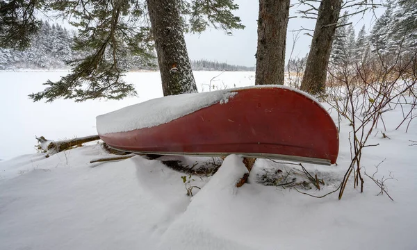Staré Počasí Vypadá Červená Kánoe Která Vzhůru Nohama Vedle Zamrzlého — Stock fotografie