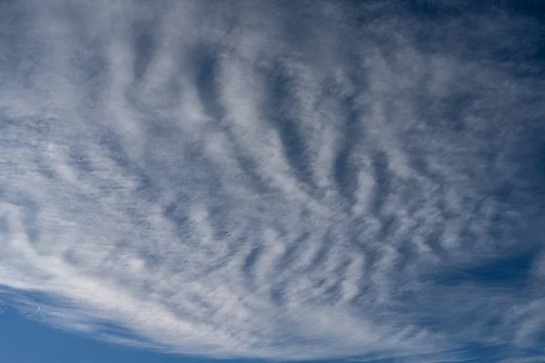 Gestreifte Wolkenbildung Einem Hellblauen Himmel — Stockfoto