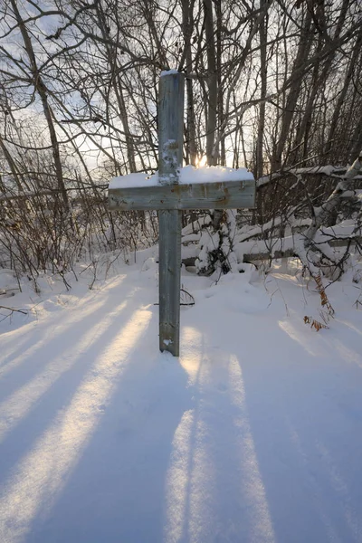 Jednoduchý Dřevěný Hrobař Zasazený Sněhu Opuštěném Hřbitově Scéna Podsvícena Sluncem — Stock fotografie