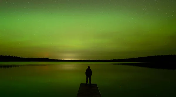 Rıhtımda Duran Biri Gece Gökyüzüne Bakıyor Parlak Yeşil Aurora Yıldızlarla — Stok fotoğraf