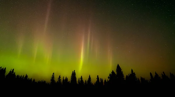 Leuchtend Grüne Und Rote Polarlichter Mit Vertikalen Akzenten Und Vielen — Stockfoto