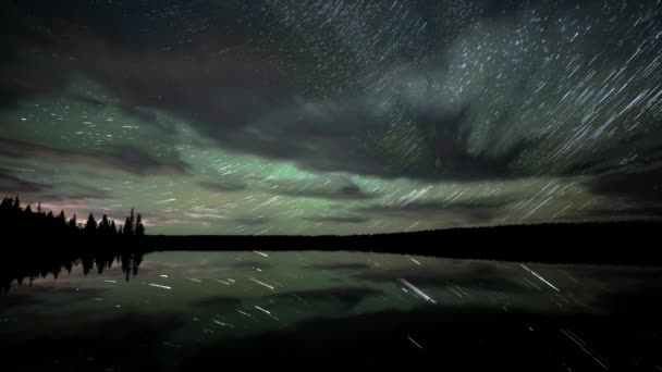 Zeitraffer Des Nachthimmels Über Einem Großen Ruhigen See Die Sterne — Stockvideo