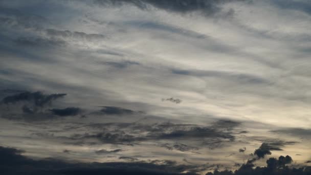 遅い日の雲のムーディーまたは嵐の眺めの時間の遅れ 濃い青い灰色の雲が白い雲の背景で空に移動する — ストック動画