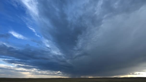 Time Lapse Large Wedge Shaped Gray Bluish Colored Storm Cloud — Vídeos de Stock