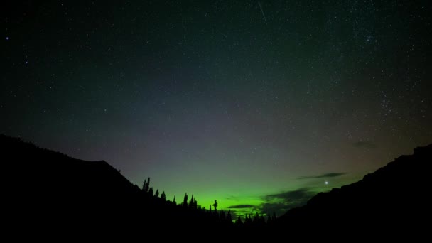 Upływ Czasu Gwiazdy Wypełnionej Zielenią Aurora Wzdłuż Horyzontu Panoramą Skalistych — Wideo stockowe