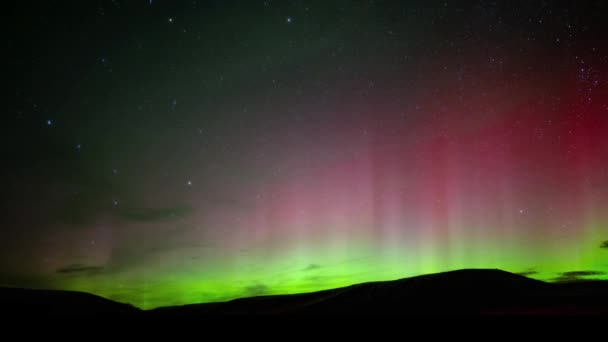 Aurora Verde Brillante Rossa Lampeggiano Cielo Stellato Sopra Dolci Colline — Video Stock