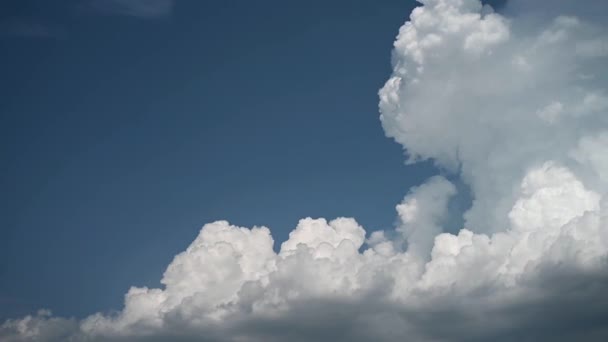 ドラマチックなホワイトから灰色の雲に至る時間は 大きな嵐の雲に建てられています 雲が青空で沸騰しているように見えます 左側のコピーのための部屋 — ストック動画