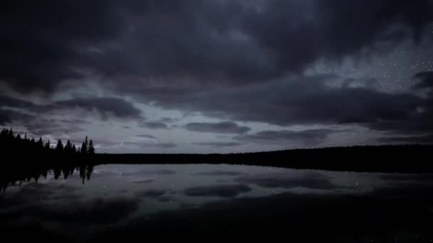 Noční Časová Prodleva Noční Oblohy Nad Klidným Jezerem Klip Začíná — Stock video