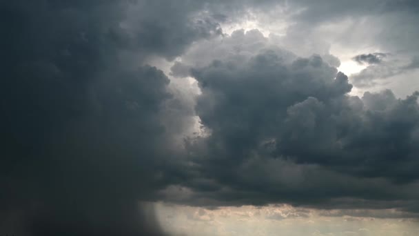 Nori Ploaie Gri Închis Care Mișcă Peste Cer Gălbui Furtunos — Videoclip de stoc