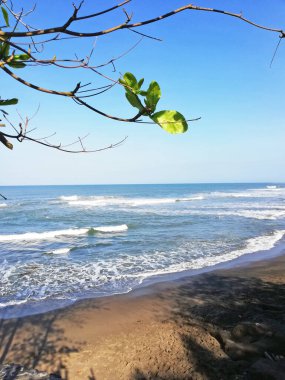 Badung naipliğinde Echo Sahili, güneşli bir günde Bali Endonezya