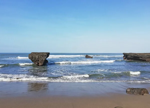 Badung naipliğinde Echo Sahili, güneşli bir günde Bali Endonezya