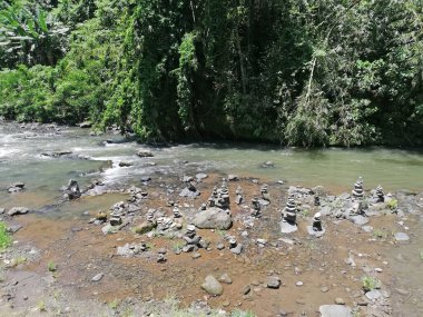 Bali 'nin Gianyar naipliğinde Tegenungan şelalesinde nehir manzarası