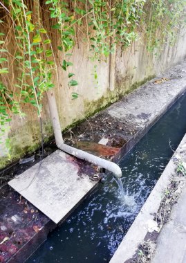 Şehirdeki evin arkasındaki drenaj borusu.