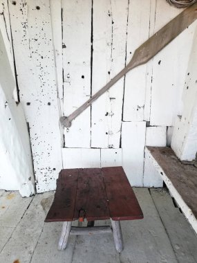 Canggu Bali-Endonezya 'daki La Brisa Bar' da beyaz mobilyalar.