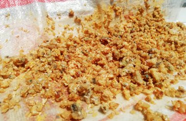 Mantarlı pilavın geri kalanı güneşli bir günde kuruyor.