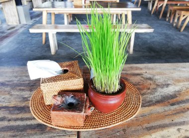 Yere yerleştirilmiş çiçek süslemesi